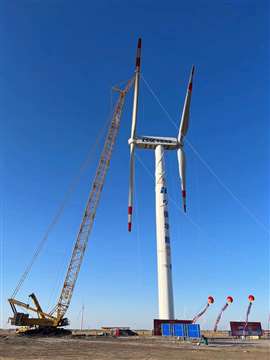 Instalação de novo gerador eólico manutenção da turbina do moinho de vento  canteiro de obras com guindastes para montagem da torre do moinho de vento  energia eólica e energia renovável