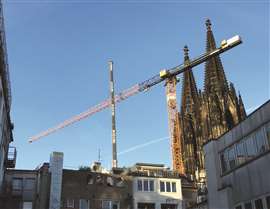 BKL montando uma torre plana Liebherr 340 EC-B perto da famosa Catedral de Colônia, na Alemanha. (Foto: BKL)