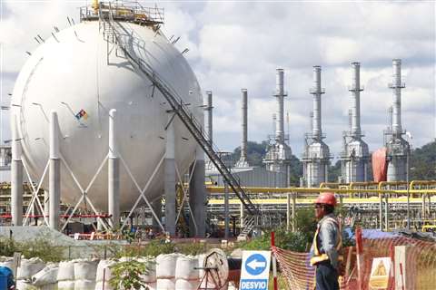 La refinería Talara is making una ampliación que le will allow pasar from 65,000 barrels diarios to 95,000. 