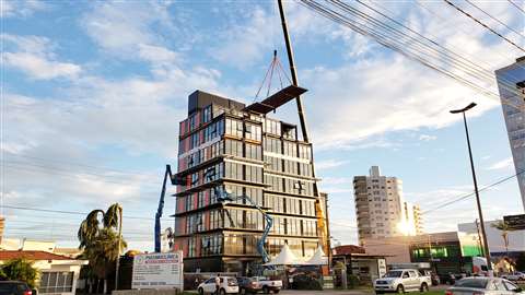 Equipos Genie en la construcción de un edificio modular de ocho pisos. 