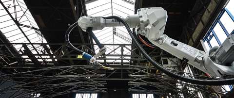 Robot preparando la estructura inferior de un puente. 