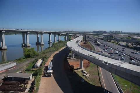 Extensión de 13,6 km del Puente de Guaíba. 