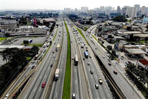 Nova Dutra, que conecta Río de Janeiro y São Paulo, es considerada la principal autopista del país.