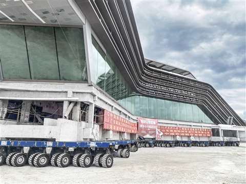 Sinotrans Heavy-Lift Co. set a new world record for the heaviest transport of a building using SCHEUERLE SPMT